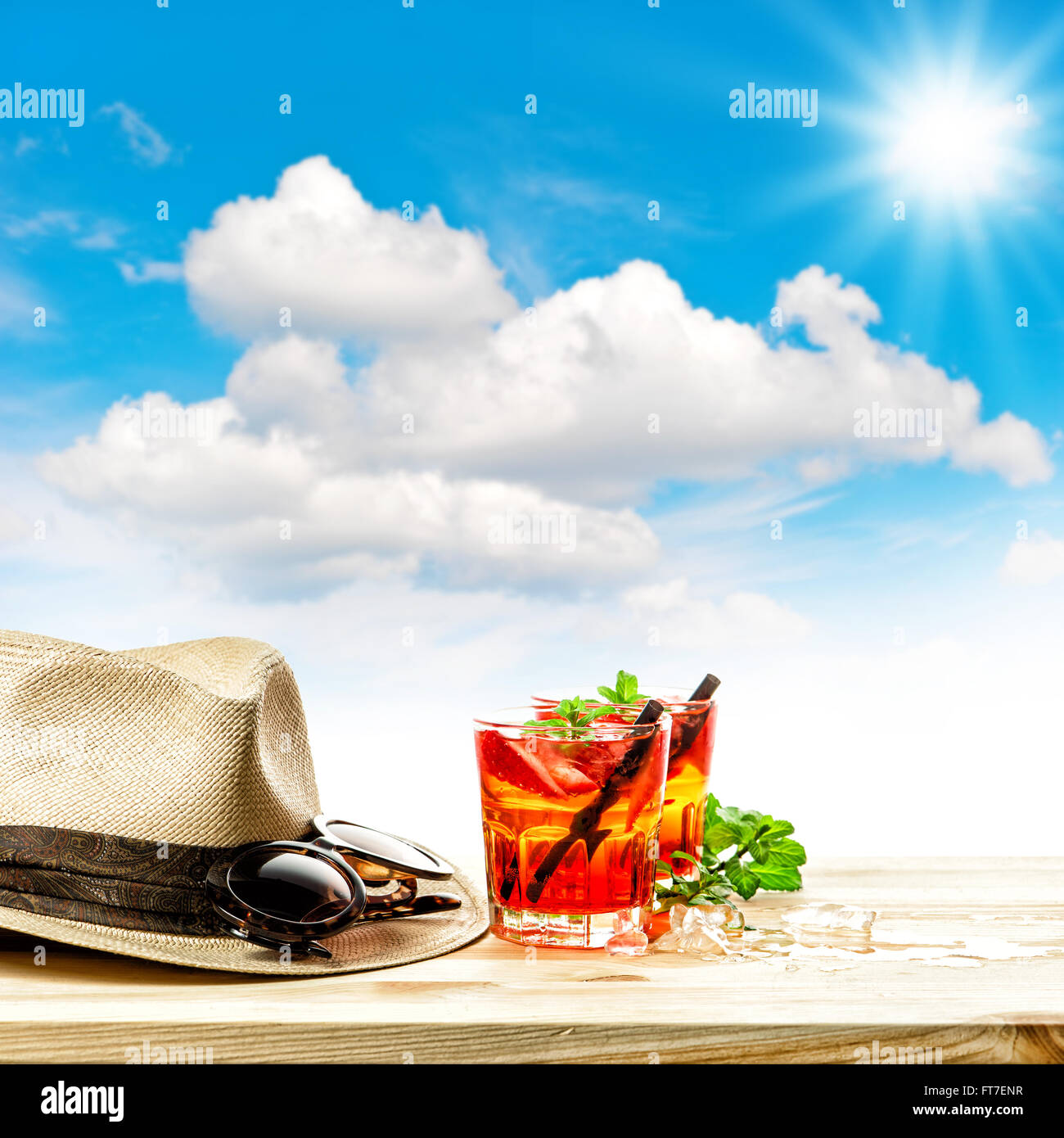 Rosso drink tropicali e verde con foglie di menta. Vacanze estive concetto sunny blue sky Foto Stock