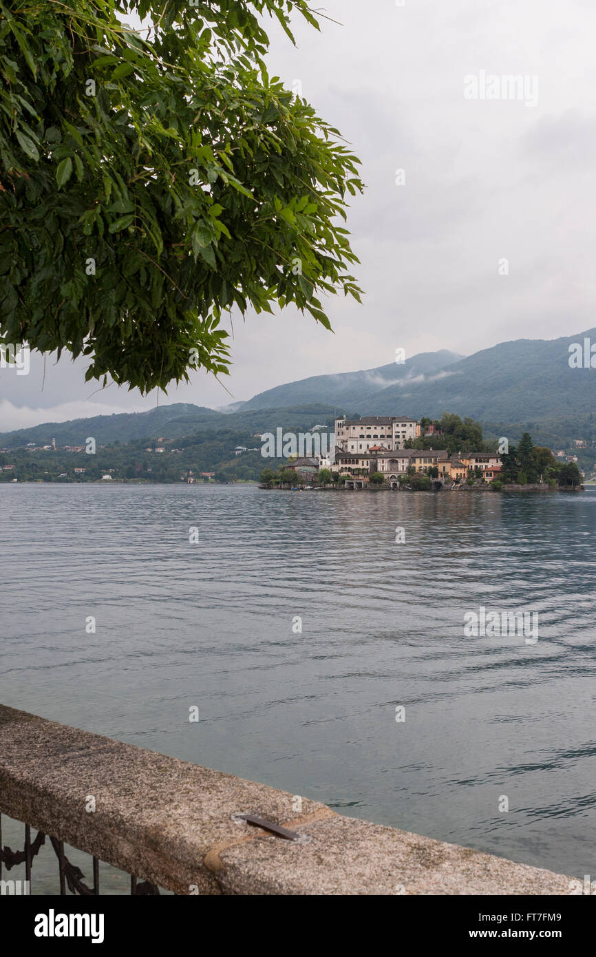 Isola di San Giulio (Isola di San Giulio) entro il Lago d' Orta (Lago d'Orta) in Piemonte, Italia Foto Stock