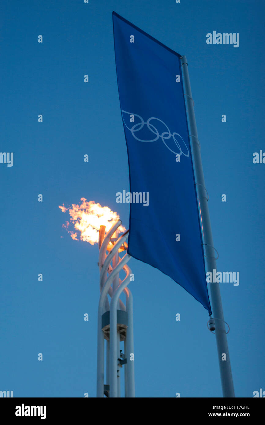 Fiamma olimpica e bandiera con anelli olimpici durante i Giochi Olimpici Invernali di Torino, Italia Foto Stock