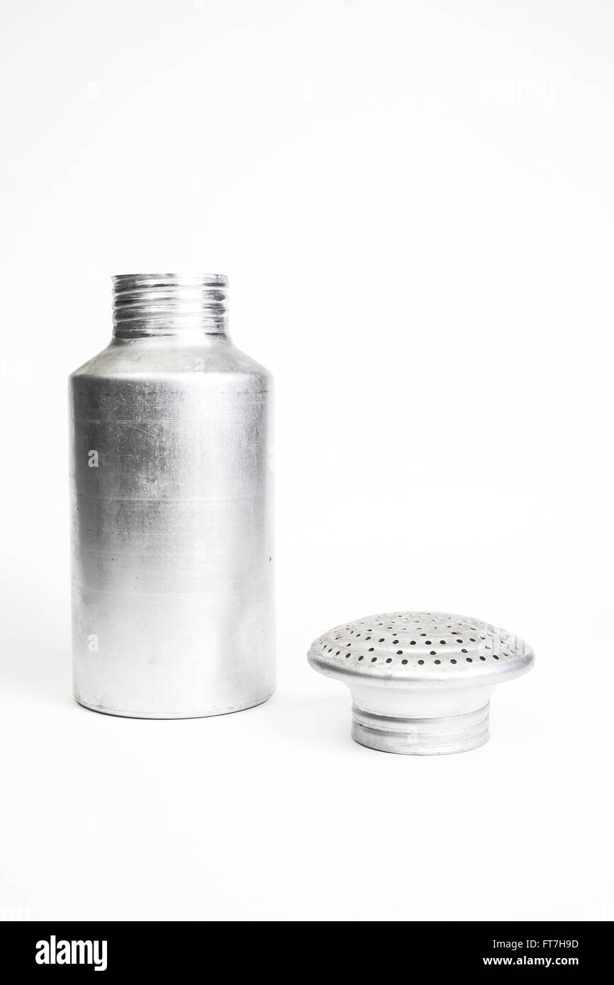 Il sale di alluminio shaker in piedi con la parte superiore che è in piedi accanto a shaker Foto Stock