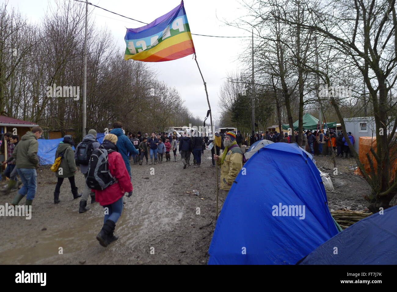Dunkerque, Francia-23 gennaio 2016: Refugee Camp Grande-Synthe in Francia è un campo fangoso con un sacco di rifiuti sporchi. Le persone sono co Foto Stock