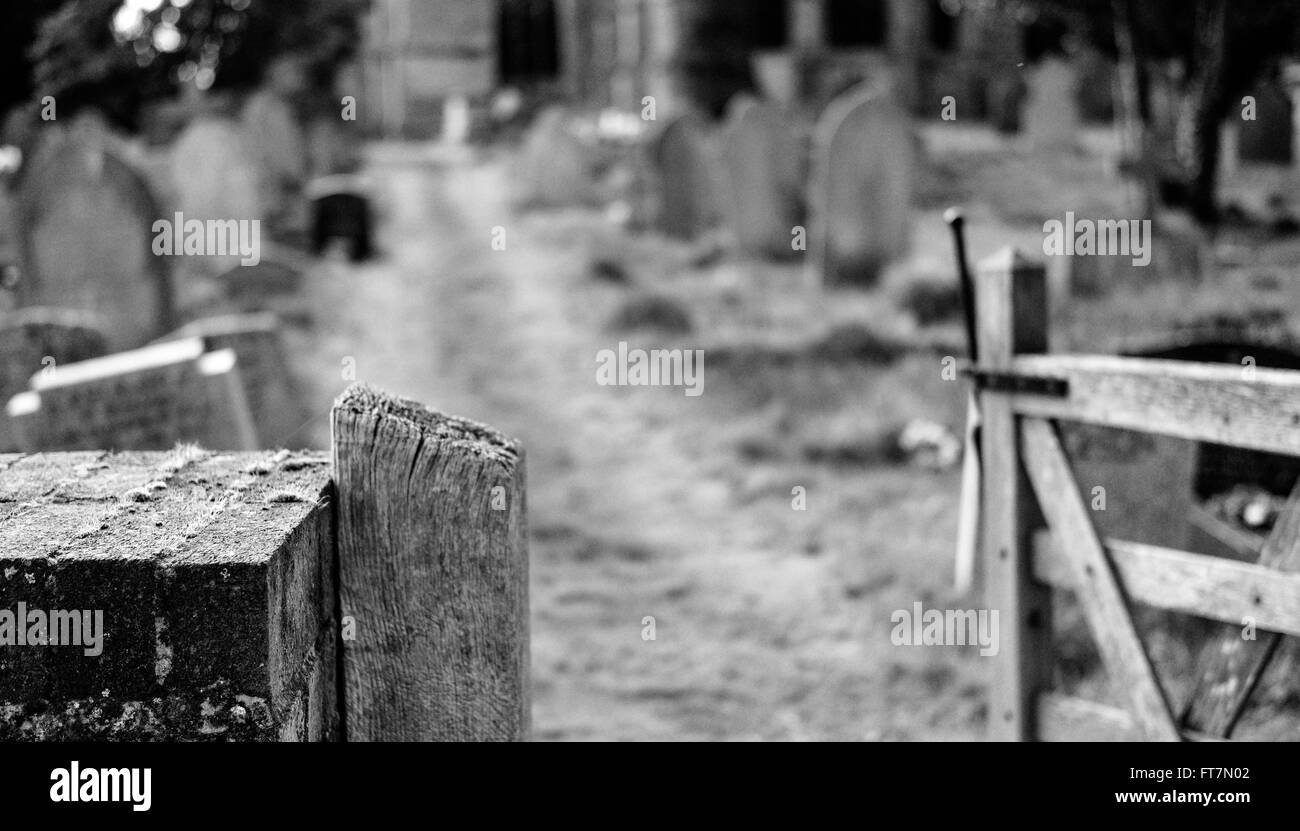 Tombe e tombe viste in un famoso cimitero inglese. Foto Stock