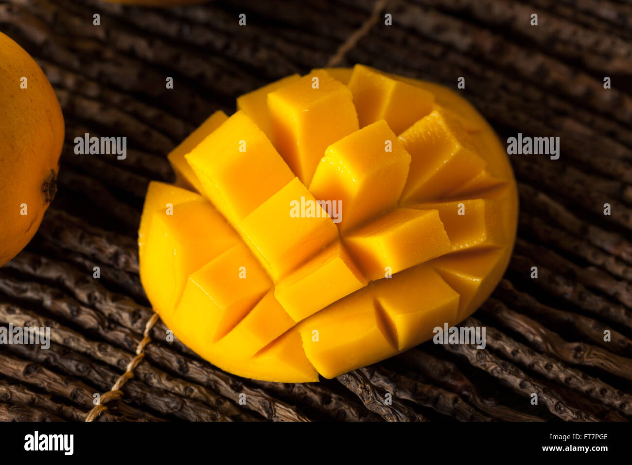 Materie organiche di mango giallo pronto a mangiare Foto Stock