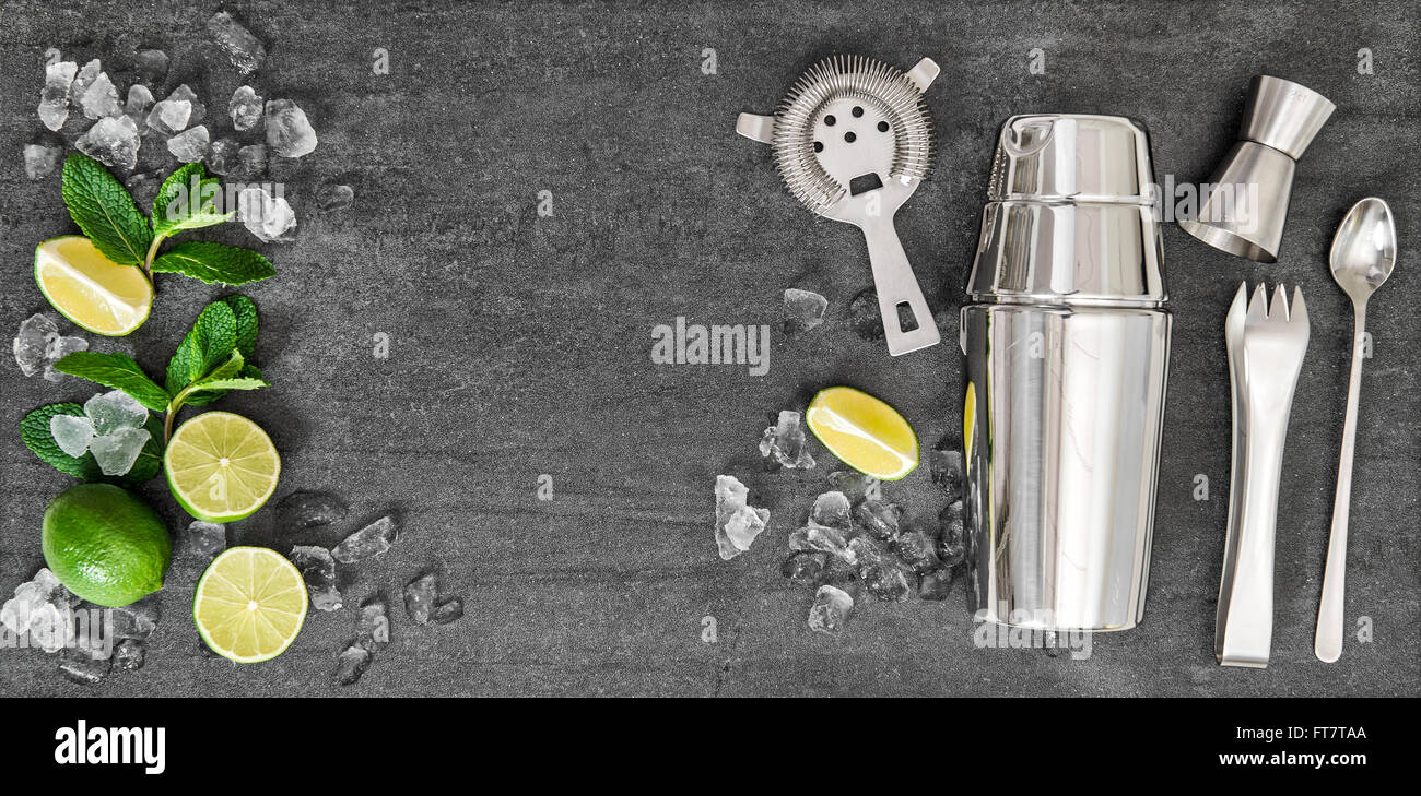 La barra strumenti. Ingredienti per cocktail mojito lime e foglie di menta, ice Foto Stock