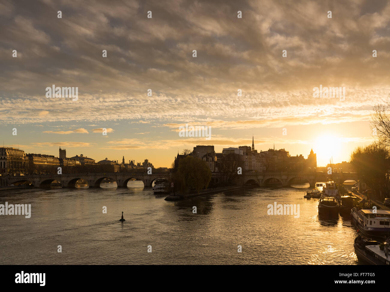 Inverno sunrise sull'Ile de la Cite, Pont Neuf e il Fiume Senna nel 1 ° arrondissement di Parigi, Francia Foto Stock