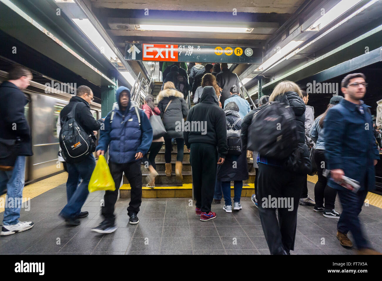 I viaggiatori uscire il Times Square la stazione della metropolitana di New York il sabato 19 marzo, 2016. (© Richard B. Levine) Foto Stock