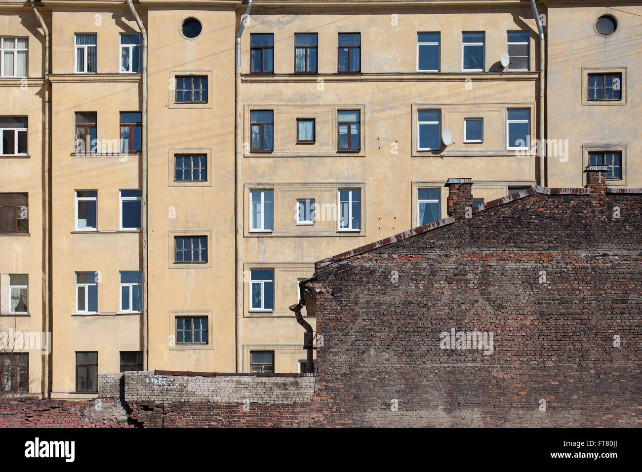 Parete e le finestre di una vecchia casa di mattoni Foto Stock