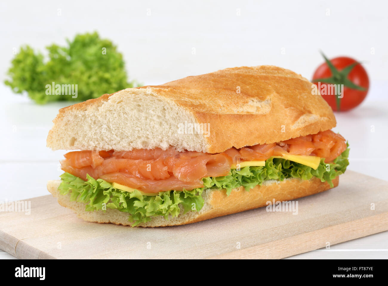 Sub baguette sandwich con salmone pesce, formaggio, pomodori e lattuga Foto Stock