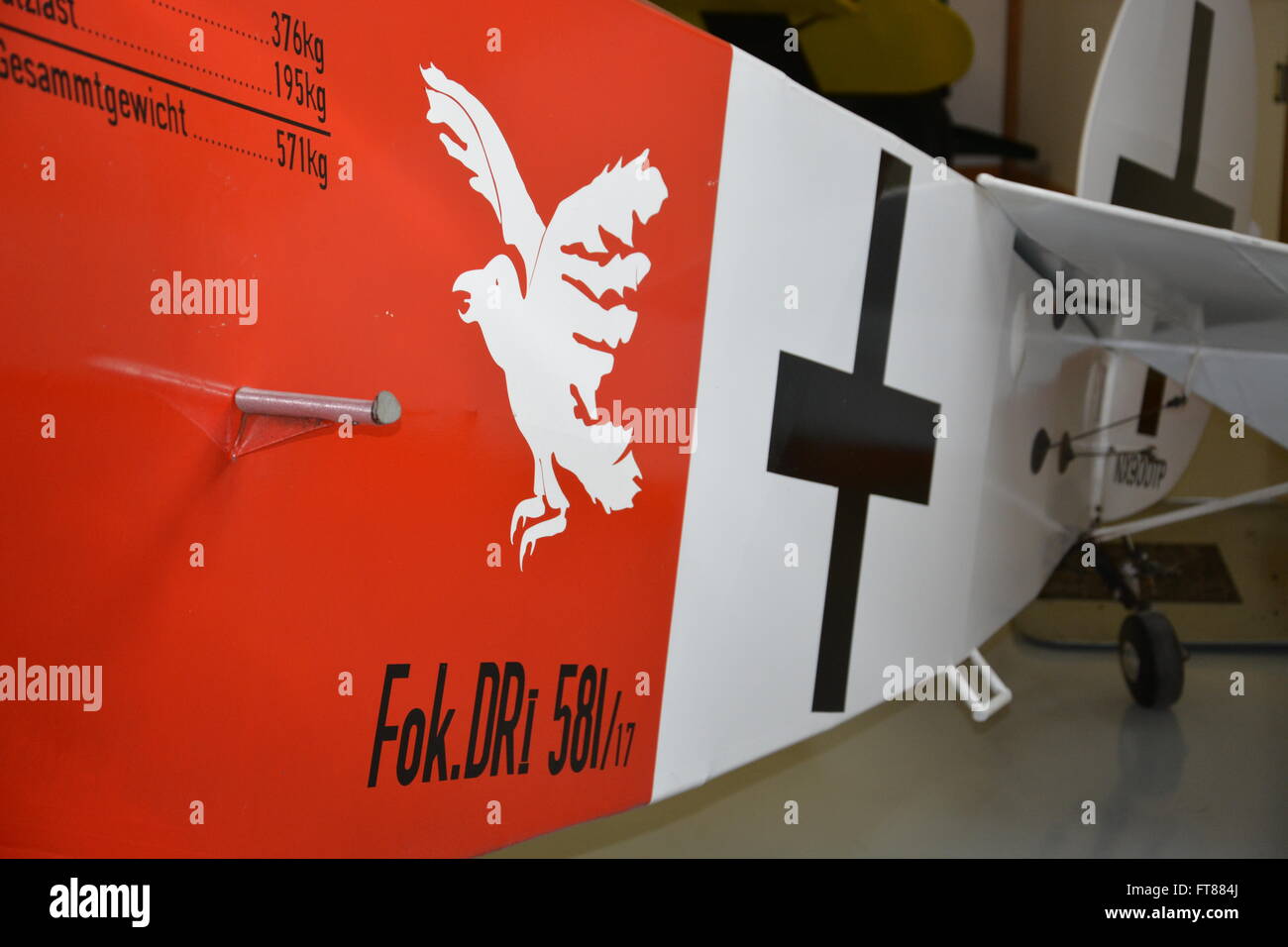 Un WWI tedesco Fokker DR1 fighter triplano con raven insignia in una bilancella all'aviazione militare Museo in Virginia Beach Foto Stock