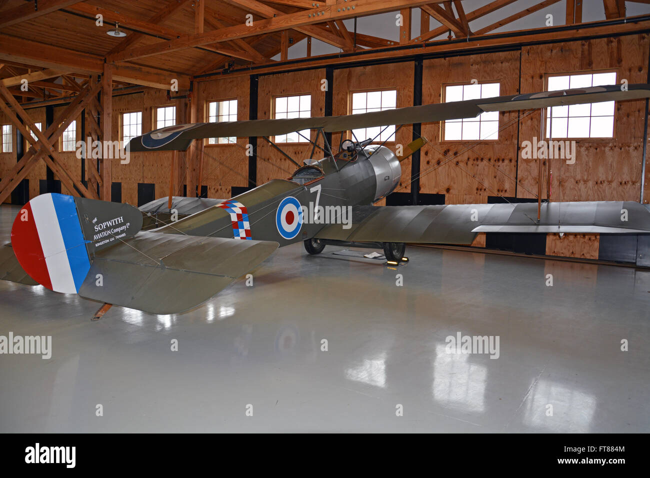 Un WWI Sopwith francese aereo da combattimento in un appendiabiti all'aviazione militare Museo in Virginia Beach Foto Stock