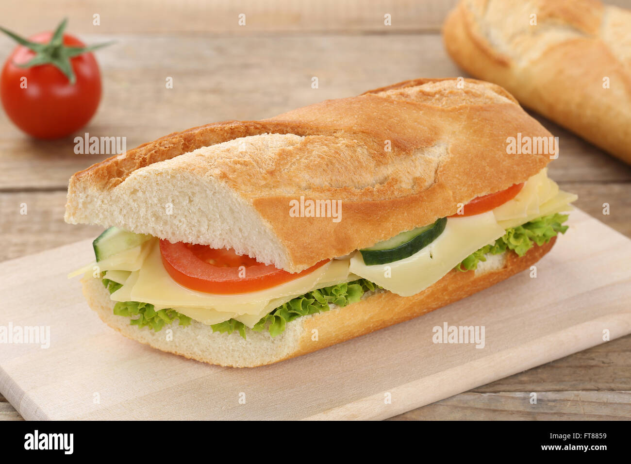Sub baguette sandwich con formaggio, pomodori e lattuga per la prima colazione Foto Stock