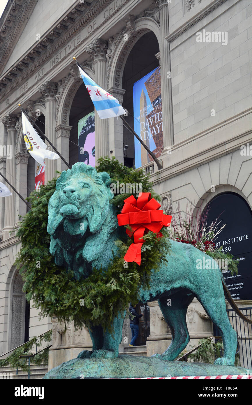 Il Lion statue al di fuori di Chicago Art Institute sono decorate per le vacanze. Foto Stock