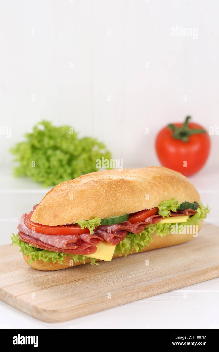 Sub deli sandwich baguette con salame, formaggio, pomodori e lattuga copyspace spazio copia Foto Stock