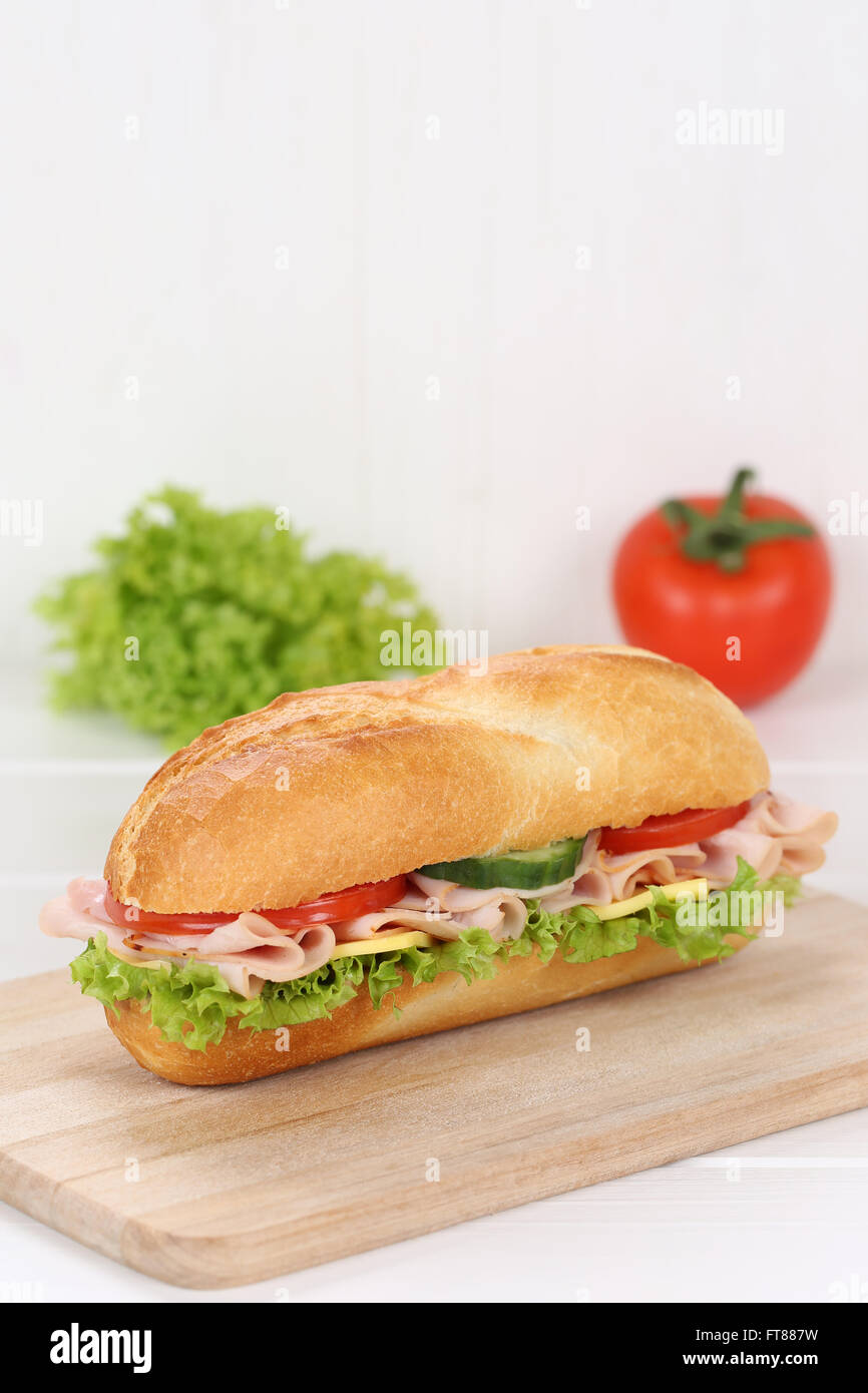 Sub deli sandwich baguette con prosciutto e formaggio, pomodori e lattuga copyspace spazio copia Foto Stock