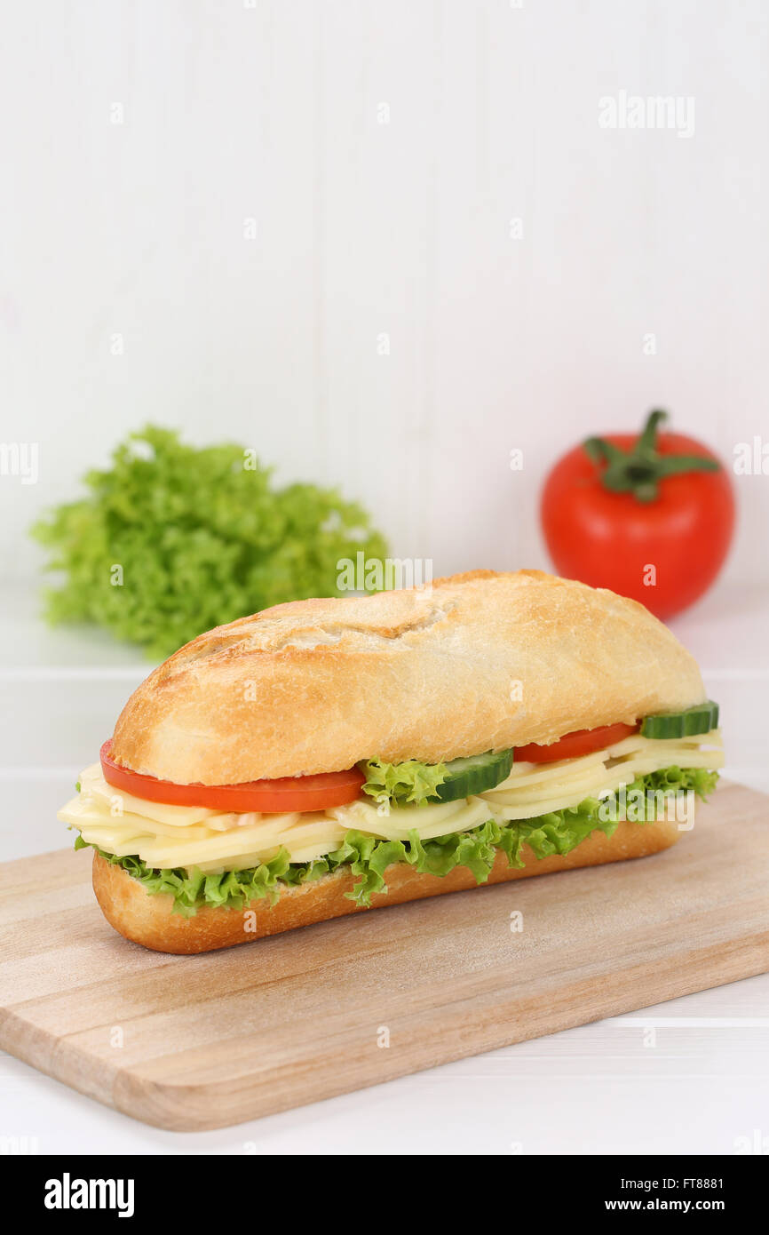 Sub deli sandwich baguette con formaggio, pomodori e lattuga copyspace spazio copia Foto Stock