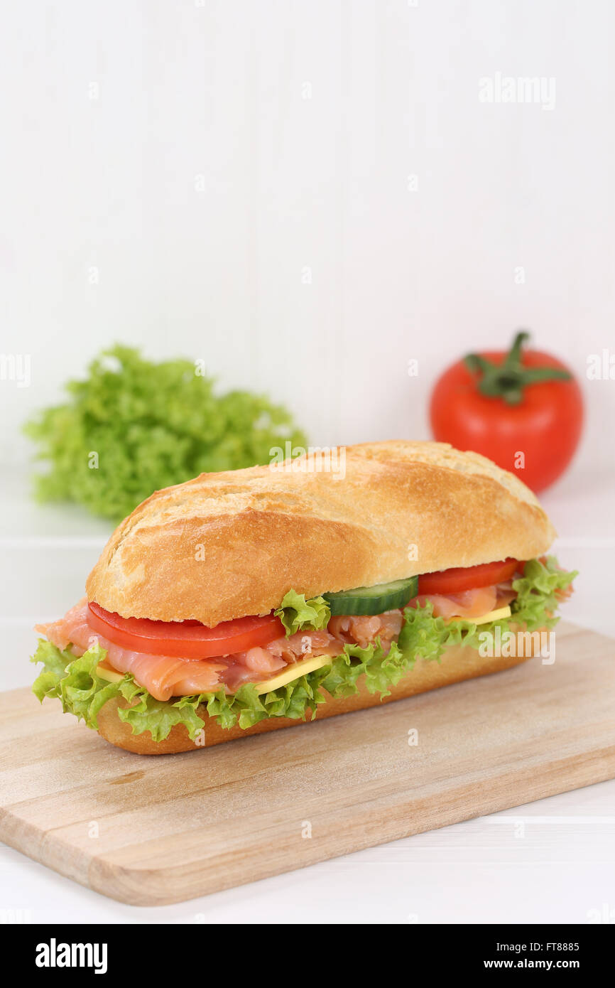 Sub deli sandwich baguette con salmone pesce, formaggio, pomodori e lattuga copyspace spazio copia Foto Stock