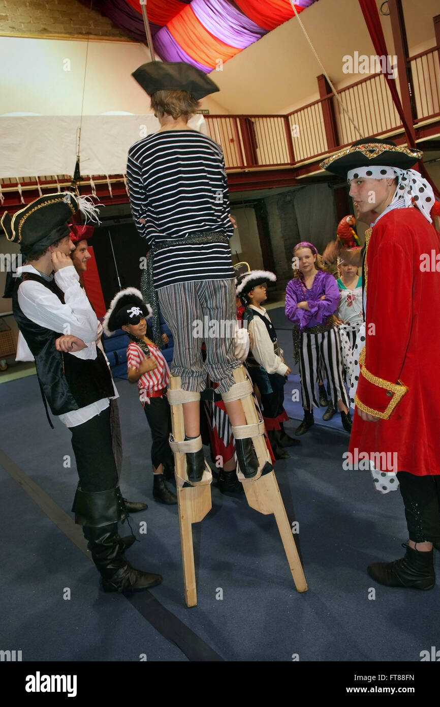 Wookey Hole Circus, Gerry Cottle's Hocus Pocus la scuola del circo per ragazzi al Wookey Hole,Somerset,UK.un giovane circo di competenze" Foto Stock