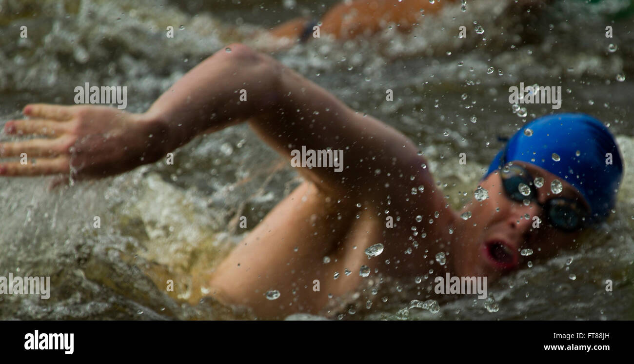 Molti funzionari di CBP ha partecipato in tutto il mondo la polizia e i vigili del fuoco aperto giochi acqua nuotare che consisteva di due giri intorno al lago di Audubon per un totale di due miglia in Reston Virginia. Foto di James Tourtellotte. Foto Stock