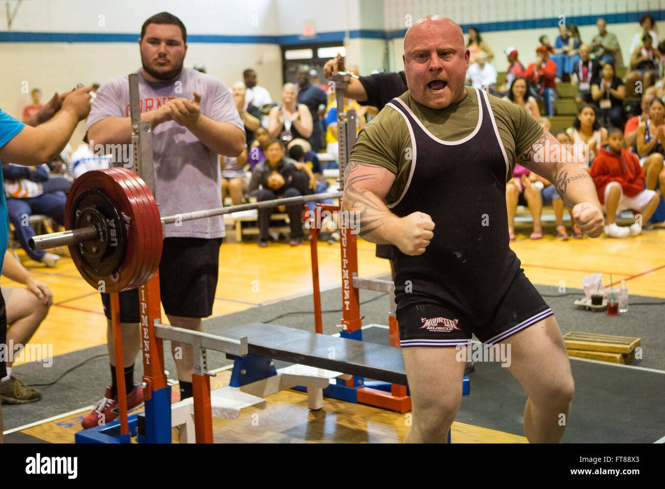 Pattuglia di Confine Agent Matt Phelps di Bonners Ferry Idaho completa il suo tentativo di successo per un record mondiale di pressa da banco di 551lbs al mondo la polizia e i Vigili del Fuoco giochi a Herndon Virginia con exuberation eccitato come i suoi sogni. Foto di James Tourtellotte Foto Stock