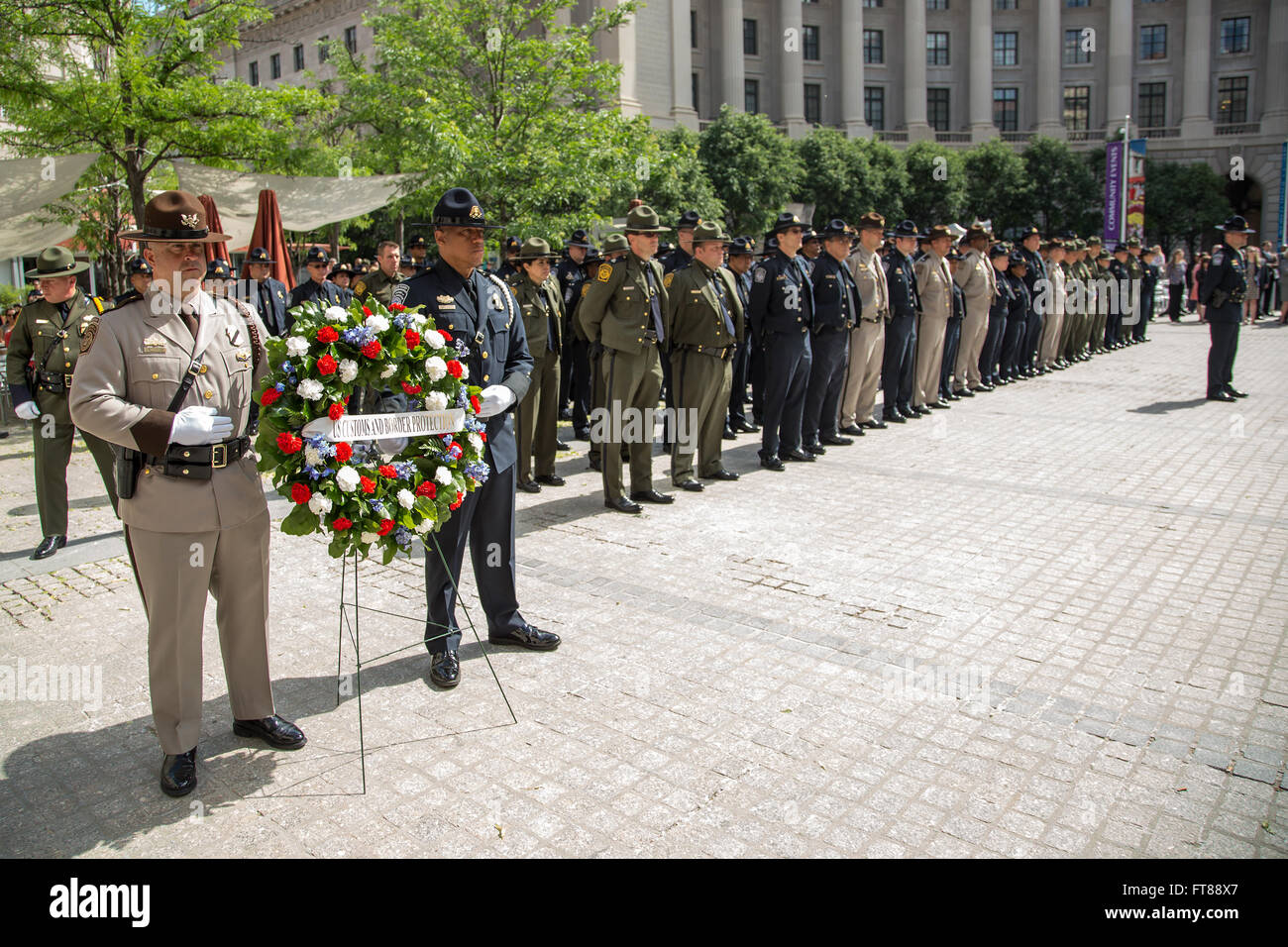Una foto dell'annuale Valor Memorial and Wreath Deposito Ceremony tenuto dalla U.S. Customs and Border Protection a Washington, D.C. l'evento onora gli ufficiali caduti e i dignitari presenti includono Jeh Johnson, Alejandro Mayorkas e R. Gil Kerliowske. Foto Stock