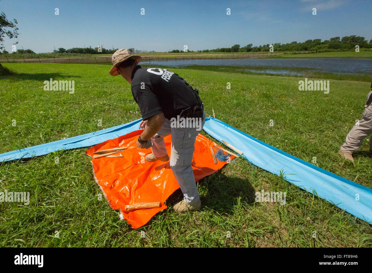 I piloti della CBP Air and Marine di Oklahoma City, Oklahoma, sono sottoposti a un addestramento critico per la sopravvivenza agli incidenti e l'assemblaggio dei dispositivi di segnalazione. I tirocinanti utilizzano telai colorati per creare grandi segnali visibili per le operazioni di ricerca e salvataggio. Foto Stock