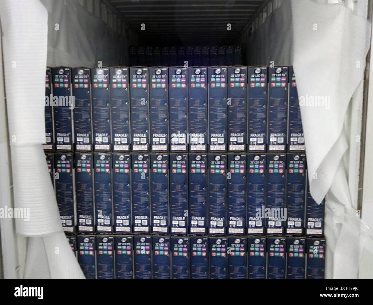 Al porto di Miami, gli agenti della dogana e della protezione delle frontiere (CBP) degli Stati Uniti sequestrarono una spedizione di 2.167 televisori contraffatti, per un valore totale di 610.400$. I prodotti, originari della Cina, sono stati segnalati per violazioni dei diritti di proprietà intellettuale e successivamente confiscati. Foto Stock