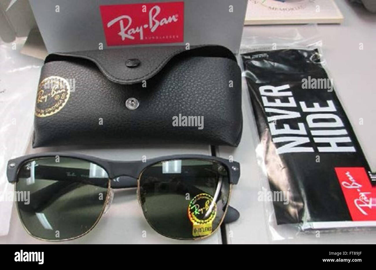 I funzionari della dogana e della protezione di frontiera degli Stati Uniti a Tampa hanno sequestrato oltre 860 occhiali da sole Ray-Ban contraffatti. Il sequestro è avvenuto nel quadro di uno sforzo volto a combattere le merci contraffatte importate dalla Cina, garantendo la tutela dei consumatori e delle imprese. Foto Stock