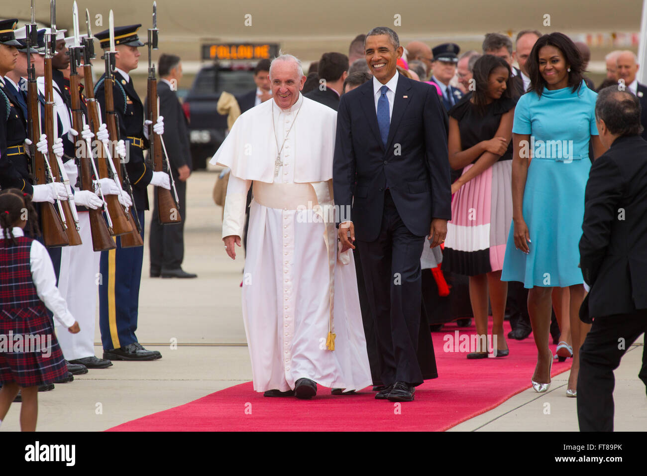 Il Papa arriva a base comune Andrews vicino a Washington D.C. e passeggiate il tappeto rosso il presidente Obama come egli inizia il suo tour di tre città negli Stati Uniti. Foto di James Tourtellotte. Foto Stock
