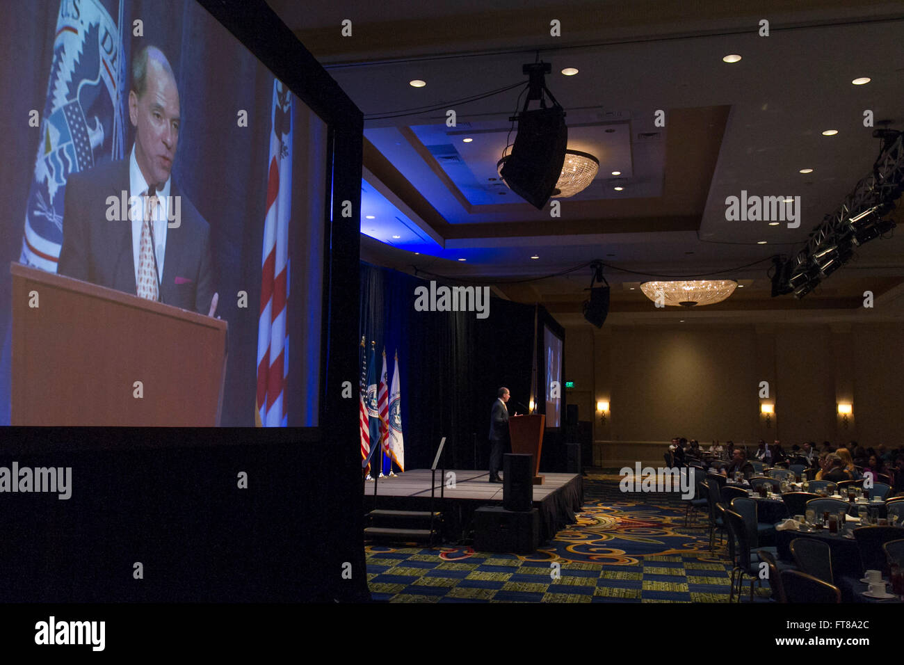Department of Homeland Security Assistente Segretario per il settore privato, Jose Raul Perales, eroga il discorso su due giorno della East Coast Trade simposio a Baltimore, Maryland. Foto di James Tourtellotte. Foto Stock