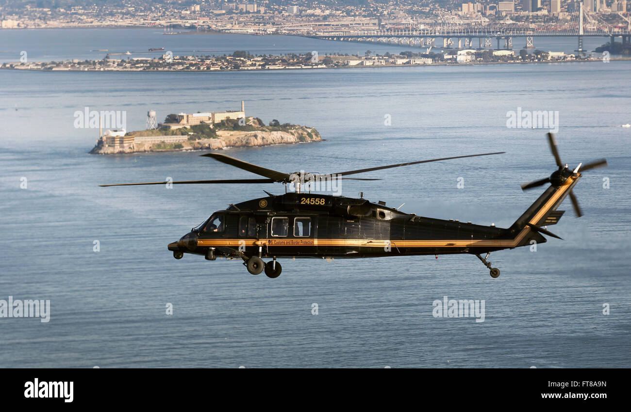 Un U.S. Delle dogane e della protezione delle frontiere Black Hawk elicottero vola nei pressi di Alcatraz a San Francisco, California, 1 febbraio 2016. (U.S. Delle dogane e della protezione delle frontiere Foto di Glenn Fawcett) Foto Stock
