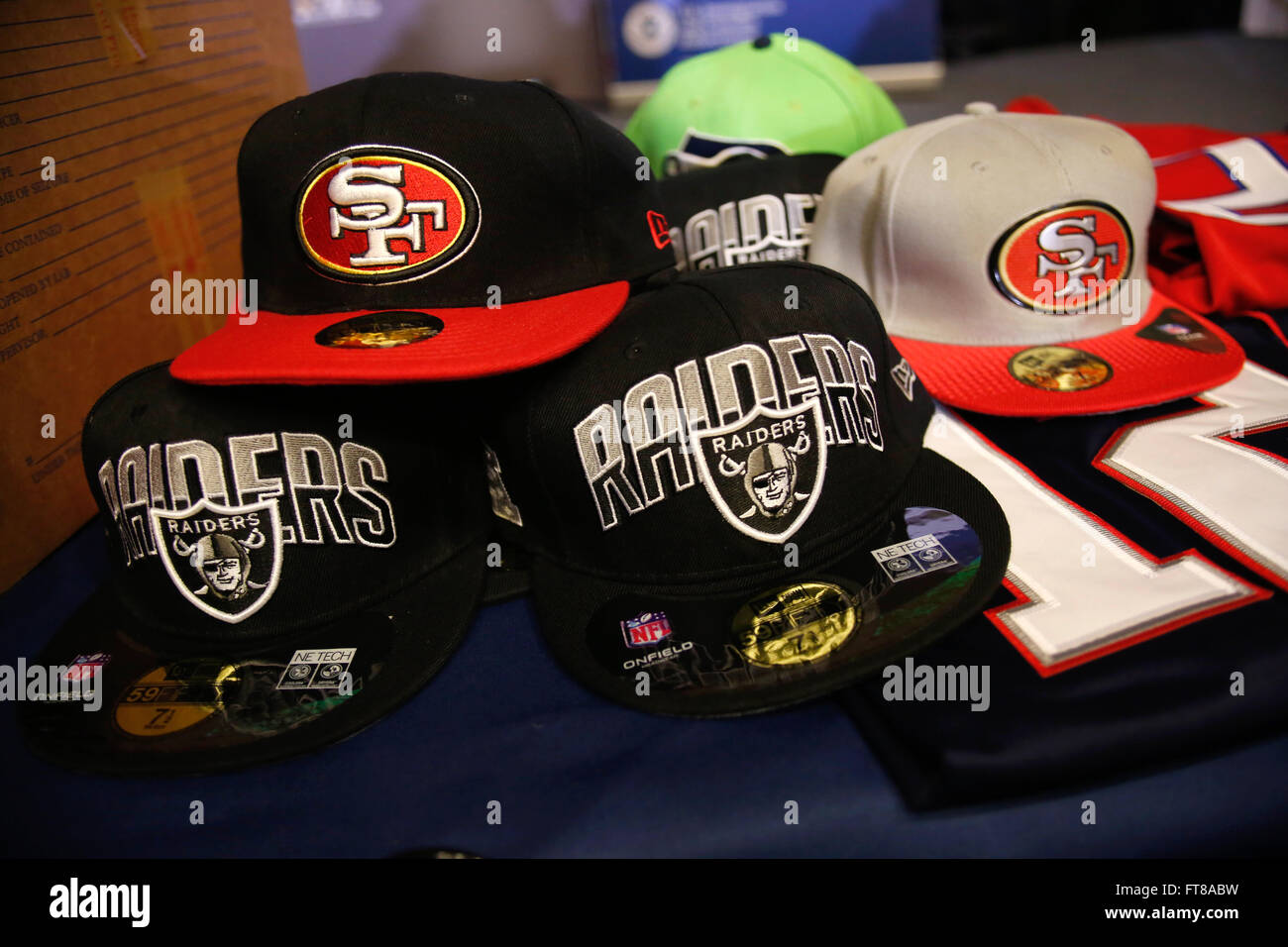 Merce contraffatta del Super Bowl 50 confiscata esposta in una conferenza stampa del CBP (U.S. Customs and Border Protection) e ICE (U.S. Immigration and Customs Enforcement) a San Francisco, il 4 febbraio 2016. L'operazione, soprannominata "Operation Team Player", ha portato al sequestro di articoli contraffatti per un valore di 39 milioni di dollari, tra cui maglie, cappelli, gioielli e biglietti falsi, in vista dell'evento del Super Bowl 50. Foto Stock