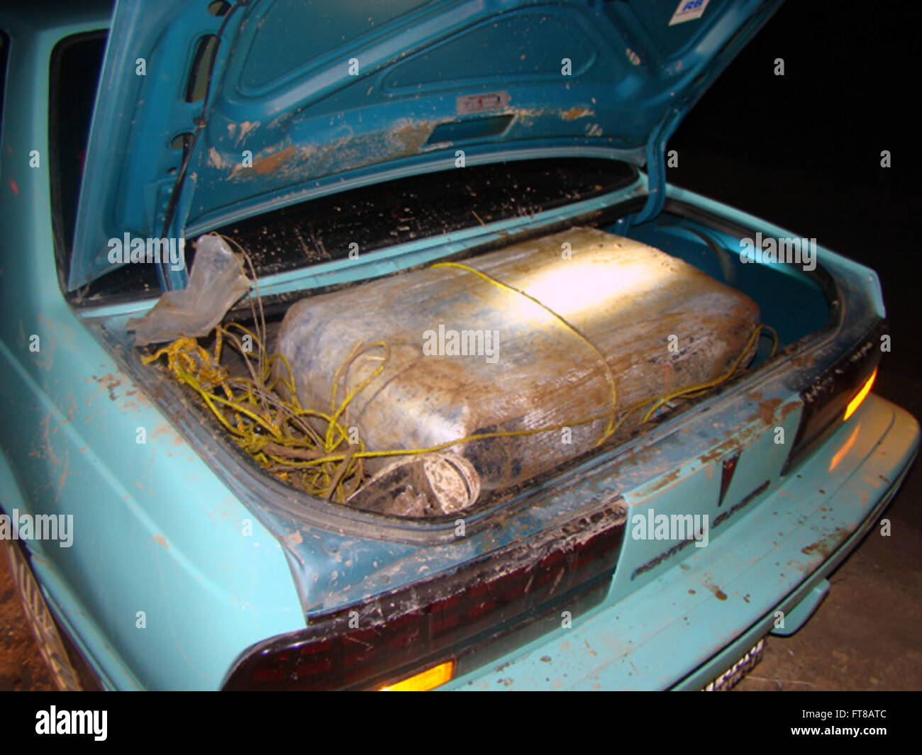 Agenti della pattuglia di confine a Calexico, California, hanno arrestato tre trafficanti di droga e sequestrato oltre 100 chili di marijuana vicino alla Highway 98 e Anderholt Road. L'arresto ha seguito un inseguimento del veicolo dopo che il conducente non è riuscito a cedere alle forze dell'ordine. Foto Stock