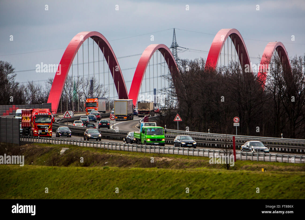 Autostrada A42, Autobahn, Emscher express way, lungo il fiume Emscher, ponte su un canale, Bottrop, Germania, Foto Stock