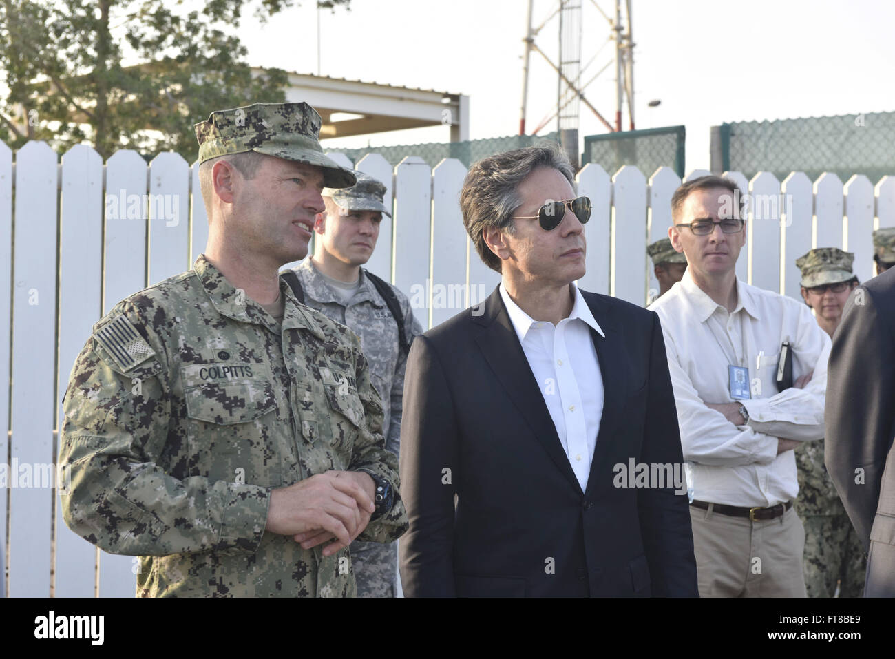 Il vice Segretario di Stato Antonio "Tony" Blinken riceve un tour a piedi di Camp Lemonnier, la base principale delle operazioni per gli Stati Uniti Africa il comando nel Corno d Africa, a Gibuti il 9 febbraio. 2016. [Dipartimento di Stato photo/ Dominio pubblico] Foto Stock