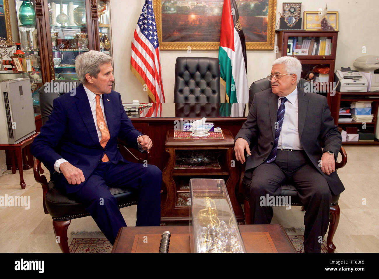 Stati Uniti Il segretario di Stato John Kerry si siede con Autorità Palestinese Presidente Mahmoud Abbas di Febbraio 21, 2016 prima di un incontro bilaterale su una serie di questioni. [Dipartimento di Stato photo/ Dominio pubblico] Foto Stock