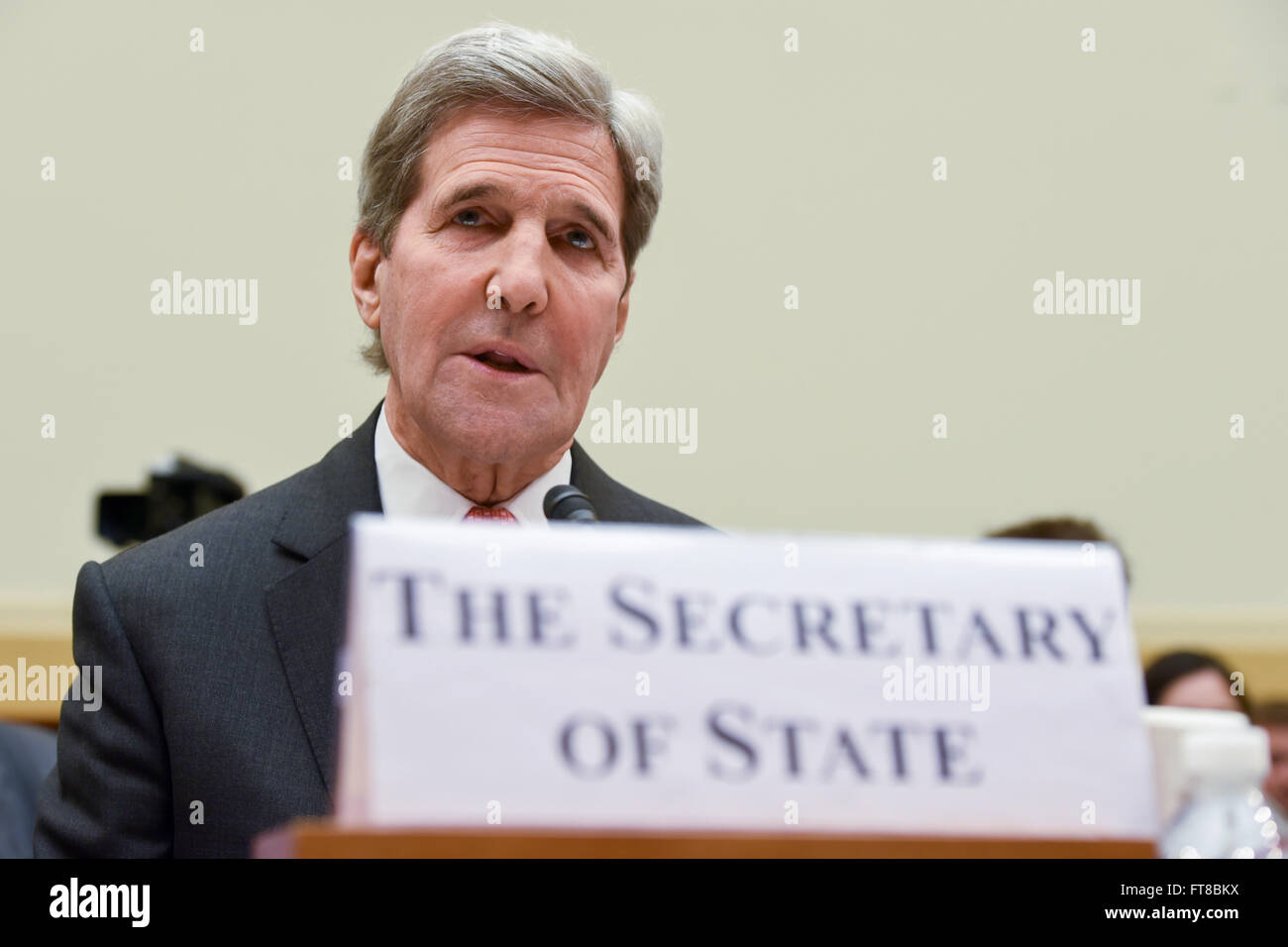 Stati Uniti Il segretario di Stato John Kerry offre la sua apertura commento prima casa Commissione Affari Esteri il 25 febbraio 2016, sul colle del Campidoglio di Washington D.C., come egli ha testimoniato circa l'amministrazione Obama 2017 bilancio federale proposta. [Dipartimento di Stato photo/ Dominio pubblico] Foto Stock