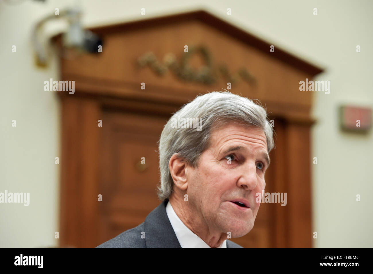 Stati Uniti Il segretario di Stato John Kerry guarda oltre le sue note dopo aver consegnato la sua apertura commento prima casa Commissione Affari Esteri il 25 febbraio 2016, sul colle del Campidoglio di Washington D.C., come egli ha testimoniato circa l'amministrazione Obama 2017 bilancio federale proposta. [Dipartimento di Stato photo/ Dominio pubblico] Foto Stock