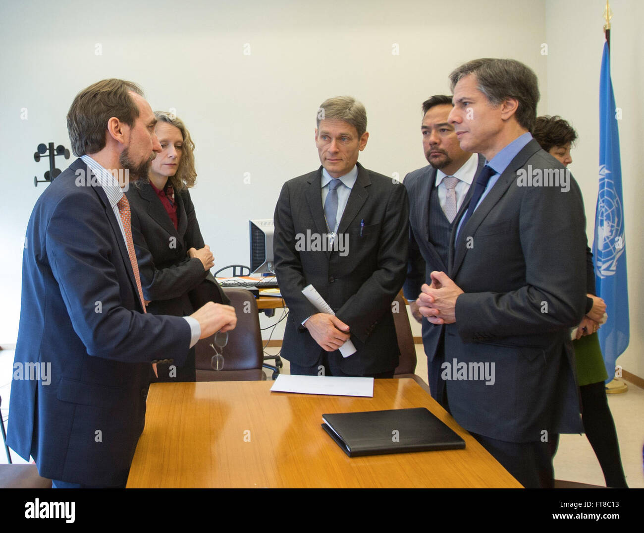 Il vicesegretario di Stato degli Stati Uniti Antony Blinken, affiancato dal vicesegretario Tom Malinowski, incontra l'alto Commissario delle Nazioni Unite Zeid Ra'ad al Hussein a Ginevra il 3 marzo 2016 per discutere le questioni relative ai diritti umani durante la 31a sessione del Consiglio per i diritti umani. Foto Stock
