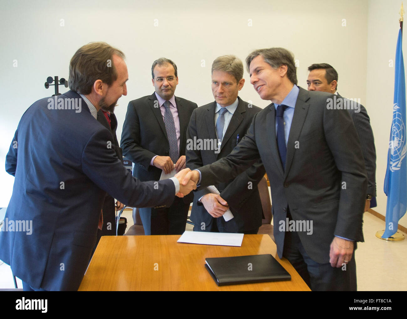 Il vicesegretario di Stato Antony Blinken incontra a Ginevra l'alto Commissario delle Nazioni Unite per i diritti umani Zeid Ra'ad al Hussein per discutere delle questioni globali relative ai diritti umani. Questo incontro mette in evidenza gli sforzi diplomatici degli Stati Uniti nel sostenere i diritti umani e la democrazia in tutto il mondo. Foto Stock