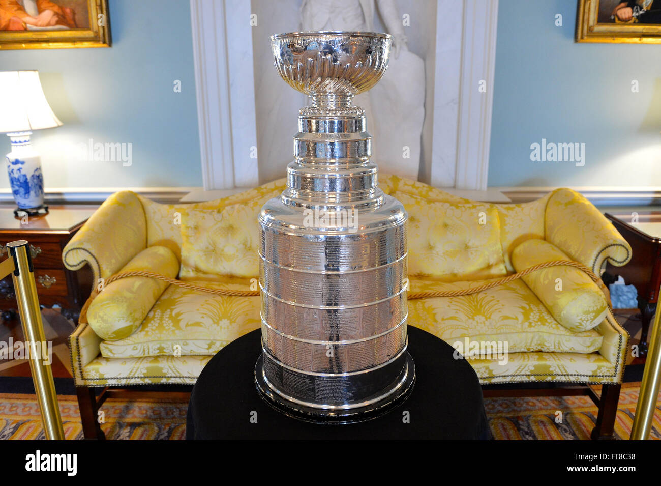 La Stanley Cup, assegnata annualmente al vincitore dei playoff della NHL, fu esposta al Dipartimento di Stato degli Stati Uniti durante un pranzo in onore del primo ministro canadese Justin Trudeau il 10 marzo 2016. Foto Stock