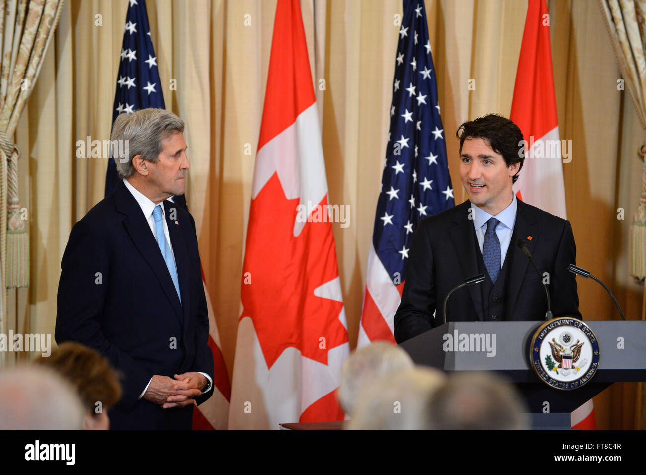 Il Segretario di Stato americano John Kerry e il primo Ministro canadese Justin Trudeau fanno un brindisi durante un pranzo di Stato in onore della relazione tra Stati Uniti e Canada. Questo evento si è svolto il 10 marzo 2016 presso il Dipartimento di Stato degli Stati Uniti a Washington, D.C. Foto Stock
