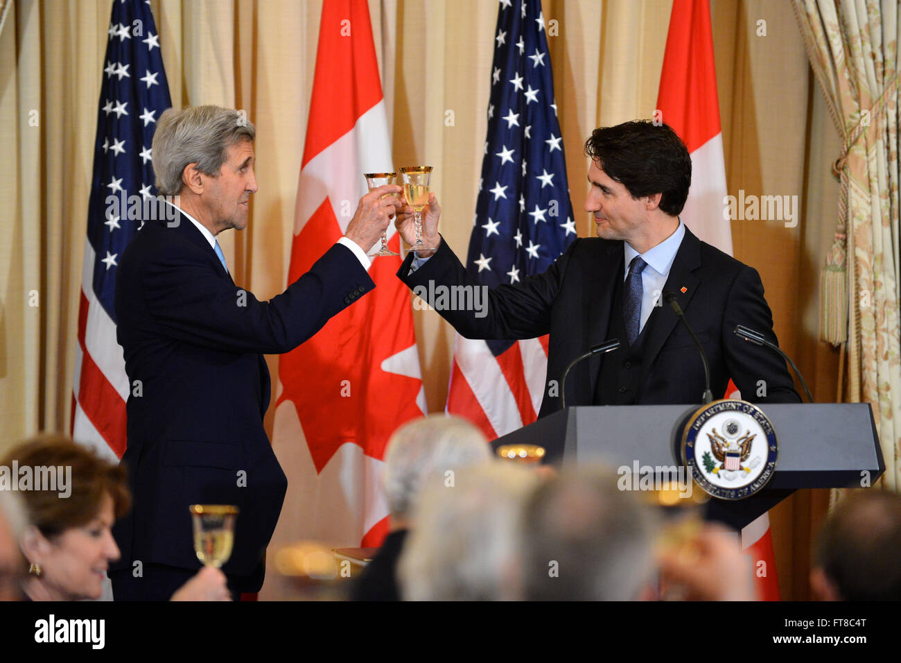 Ad un pranzo di Stato a Washington, D.C. il 10 marzo 2016, il primo ministro canadese Justin Trudeau e il Segretario di Stato americano John Kerry hanno condiviso un brindisi alla relazione USA-Canada, segnando una pietra miliare diplomatica. Foto Stock