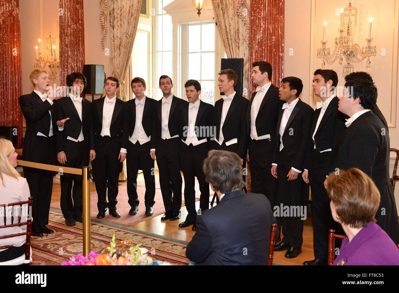 Il Whiffenpoofs dell Università di Yale, America la prima e più antica collegiata gruppo a cappella, cantare al pranzo di stato ospitato dalla U.S. Il segretario di Stato John Kerry in onore del il primo ministro canadese Justin Trudeau e la sig.ra Sylvie Grégoire-Trudeau presso l'U.S. Il Dipartimento di Stato a Washington D.C., il 10 marzo 2016. [Dipartimento di Stato photo/ Dominio pubblico] Foto Stock