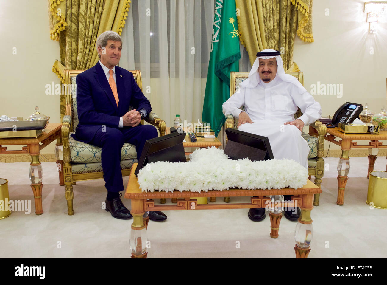 Stati Uniti Il segretario di Stato John Kerry si siede con Arabia Saudita re Salman su Marzo 11, 2016 at King Khalid città militare al di fuori di Hafr Al Batin, Arabia saudita, prima di una riunione bilaterale. [Dipartimento di Stato per foto/dominio pubblico] Foto Stock