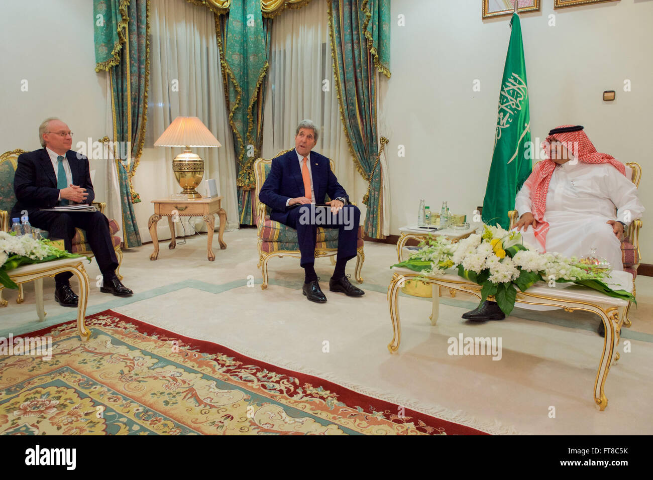 Stati Uniti Il segretario di Stato John Kerry e U.S. Embassy Riyadh Vice Capo della Missione Timothy Lenderking sedersi con Arabia Saudita Principe Ereditario Muhammad bin Nayef su Marzo 11, 2016 at King Khalid città militare al di fuori di Hafr Al Batin, Arabia saudita, prima di una riunione trlateral frequentato anche dai Vice Crown Prince Mohammed Bin Salman e il ministro degli Esteri Adel al-Jubeir. [Dipartimento di Stato per foto/dominio pubblico] Foto Stock