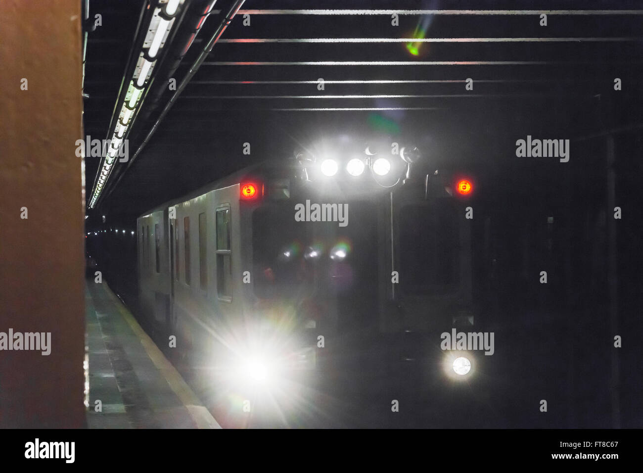 Le luci di una metropolitana NYCTA via treno di ispezione sono visti come il treno passa attraverso il West 23rd Street station su Martedì, Marzo 22, 2016. (© Richard B. Levine) Foto Stock