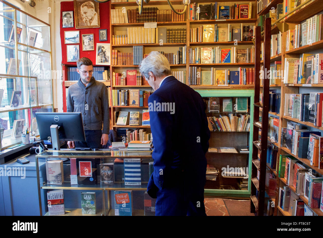 Il 12 marzo 2016, il Segretario di Stato americano John Kerry visitò Shakespeare and Company, una storica libreria parigina, prima di partecipare a un incontro internazionale critico su questioni di politica estera come Siria e Libia. Foto Stock
