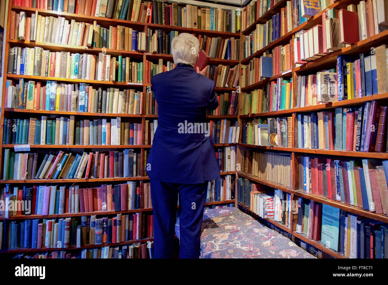 Stati Uniti Il segretario di Stato John Kerry luoghi un libro torna su un ripiano in Shakespeare and Company, un famoso bookstore di Parigi, Francia, il 12 marzo 2016, prima che egli ha partecipato una E4+1 incontro - compresi i rappresentanti di Francia, Germania, Italia, Regno Unito e Unione europea - si è concentrata sulla Siria, Libia, Yemen, Ucraina, e altre questioni di politica estera. [Dipartimento di Stato per foto/dominio pubblico] Foto Stock