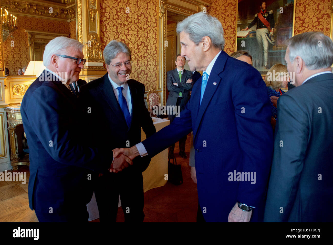 Stati Uniti Il segretario di Stato John Kerry scuote le mani con il Ministro degli esteri tedesco Frank-Walter Steinmeier come Ministro degli Esteri italiano Paolo Gentiloni orologi il 13 marzo 2015, al Quai d'Orsay a Parigi, Francia, prima hanno tenuto una E4+1 incontro - compresi i rappresentanti di Francia, Germania, Italia, Regno Unito e Unione europea - si è concentrata sulla Siria, Libia, Yemen, Ucraina, e altre questioni di politica estera. [Dipartimento di Stato per foto/dominio pubblico] Foto Stock