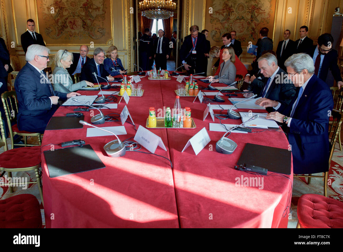 Stati Uniti Il segretario di Stato John Kerry si siede con i suoi omologhi del 13 marzo, 2015, al Quai d'Orsay a Parigi, Francia, prima hanno tenuto una E4+1 incontro - compresi i rappresentanti di Francia, Germania, Italia, Regno Unito e Unione europea - si è concentrata sulla Siria, Libia, Yemen, Ucraina, e altre questioni di politica estera. [Dipartimento di Stato per foto/dominio pubblico] Foto Stock
